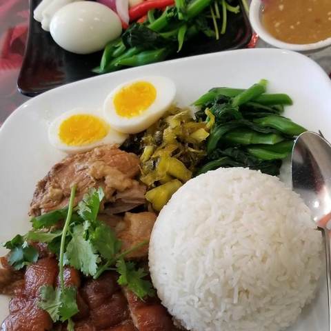 Pig Legs Over Rice ข้าวขาหมู, photographed