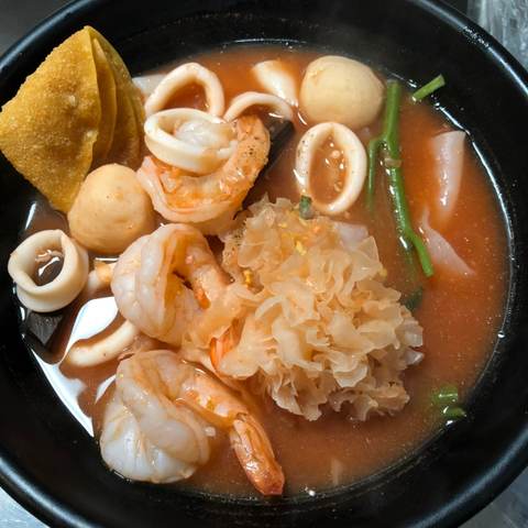 Yentafo Noodle Soup เย็นตาโฟ, photographed